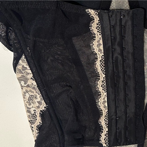 jezebel Elegant Lace bustier top in Black and Cream lace 34C - Picture 4 of 6